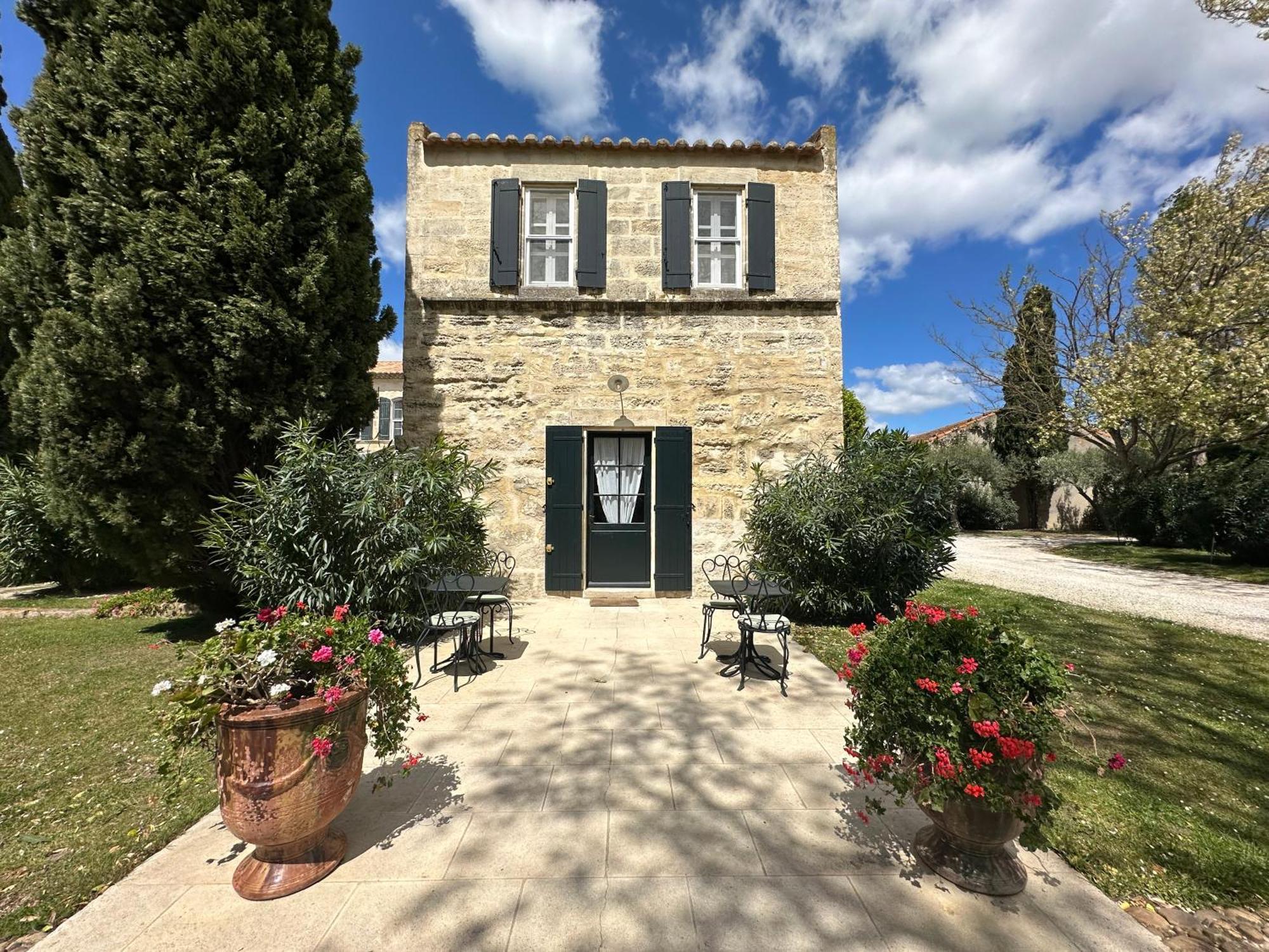 Le Mas De Peint - Hotel Et Restaurant Arles Exterior photo